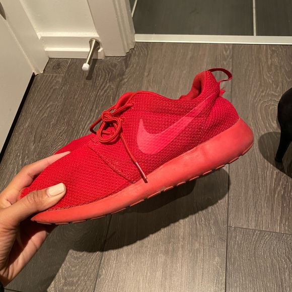 Red Roshe Size 10 women’s / Size 8 men - Picture 1 of 4